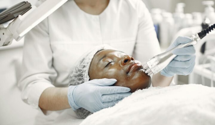 Dermatoloq nədir? Bakıda dəri həkimləri