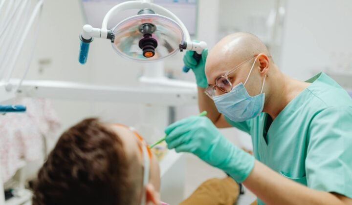 Periodontit: diş əti xəstəliyi əlamətləri və müalicəsi