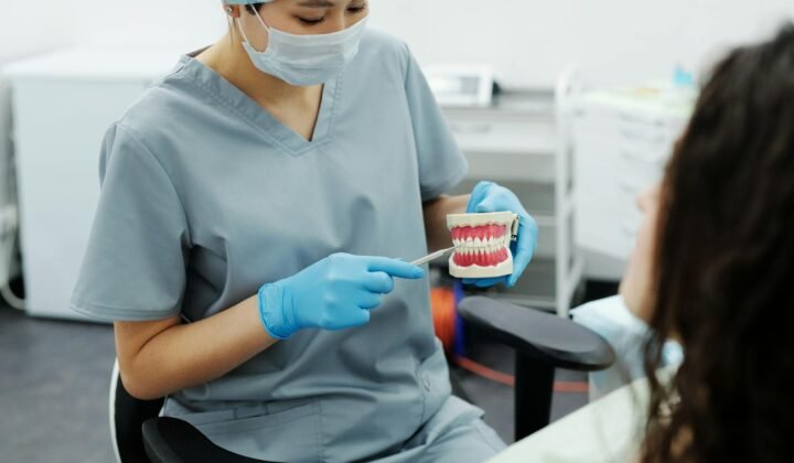 Stomatoloq nədir? Bakıda diş həkimləri